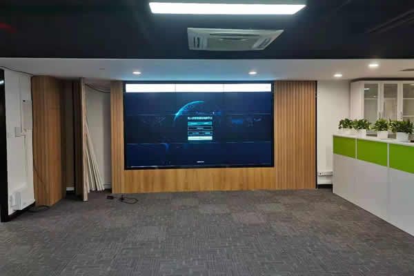 液晶拼接屏與OCB小間距LED顯示屏有什么區(qū)別？