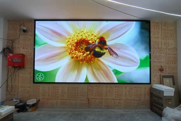 展廳使用投影機好還是LED顯示屏好，這兩種顯示大屏有什么區(qū)別