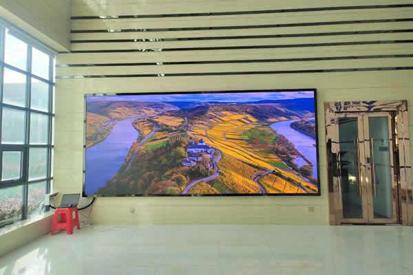 會(huì)議室LED顯示屏用P1.53的好，還是P1.86的好？